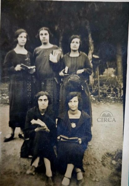 Γυναικείο Πορτραίτο με Βιβλία – Ελλάδα ca. 1920
