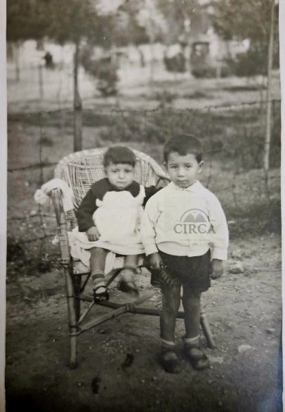 Παλαιά Παιδική Φωτογραφία σε Αυλή – Ελλάδα 1950