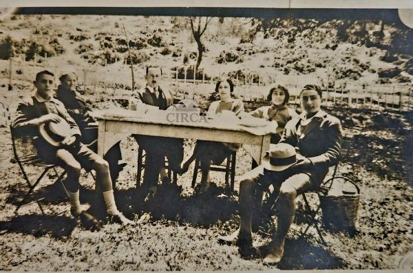 Παλαιά Φωτογραφία Οικογενειακής Συνάθροισης σε Εξοχή (c. 1930)