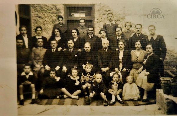 Μεγάλη Οικογενειακή Φωτογραφία – Ελλάδα 1940s | Λαογραφικό Πορτραίτο με 25 Πρόσωπα