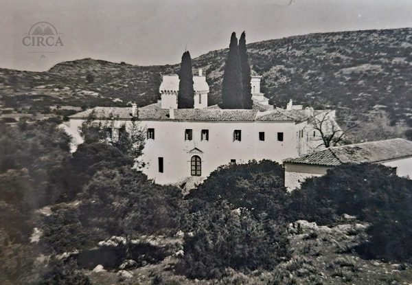 Ασπρόμαυρο Καρτ-Ποστάλ Μονής στην Ελληνική Ύπαιθρο (1950s–60s)