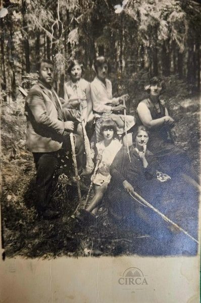 Οικογενειακή Φωτογραφία Εξοχής – Ελλάδα, 1920s / Vintage Portrait in Nature