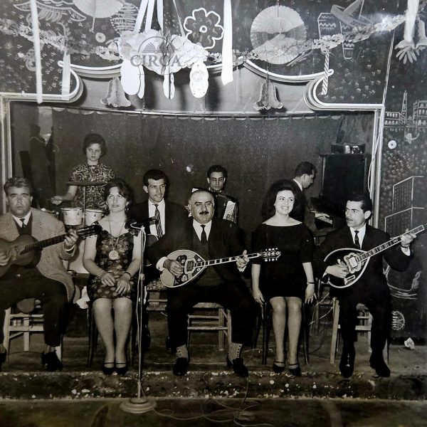 Φωτογραφία Λαϊκής Ορχήστρας – Ελλάδα 1960s – Μπουζούκι, Τραγουδίστριες – Αυθεντικό Νυχτερινό Σχήμα