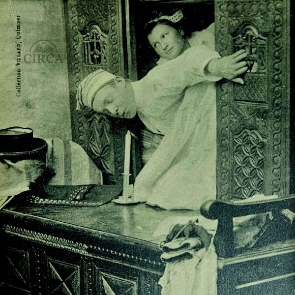 1646. En Bretagne – Autour du Lit Clos" (Around the Box Bed)