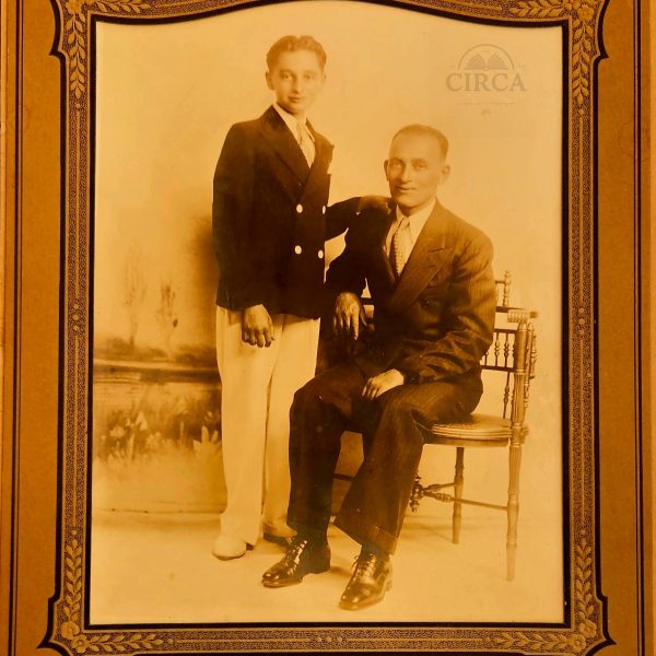 Vintage Studio Photograph – Mermaid Photo Studio (Coney Island, New York, ca. 1935–1940)